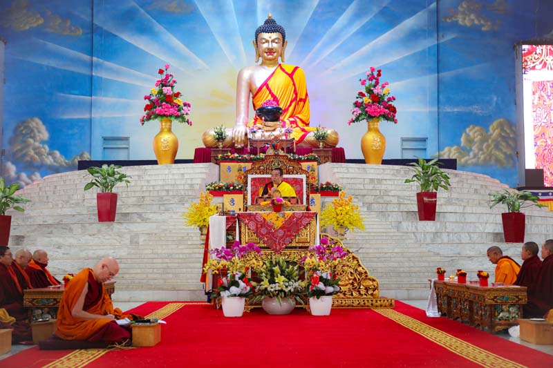 བཀའ་བརྒྱུད་སྨོན་ལམ་ཐེངས་སོ་བརྒྱད་པའི་སྔོན་འགྲོ་གསུང་ཆོས་ཉིན་གཉིས་པའི་སྔ་དྲོའི་ཚོགས་ཐེངས་དང་པོ།།