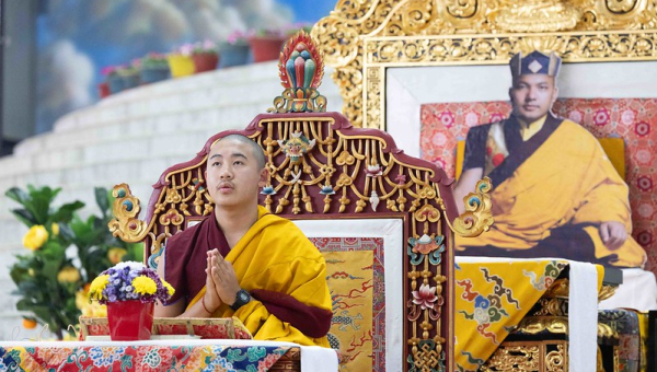 ༧སྐྱབས་རྗེ་འབོ་དཀར་མཆོག་སྤྲུལ་རིན་པོ་ཆེ་མཆོག་གིས་འགྲོ་དོན་མཁའ་ཁྱབ་མའི་གསུང་ཆོས་བསྩལ་བ།