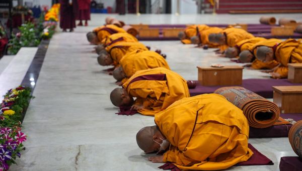 དགེ་འདུན་པ་རྣམས་ལ་སྤྱོད་ལམ་ཟབ་སྦྱོང་སྤྲད་གནང་མཛད་པ། 