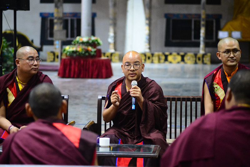 བཀའ་བརྒྱུད་སྨོན་ལམ་ཆེན་མོ་ཐེངས་སོ་དགུ་པའི་ཐོག་བཀའ་བརྒྱུད་དགུན་ཆོས་ཀྱི་ཆ་ཤས་སུ་གྱུར་པའི་རྩོད་གླེང་ཆེན་མོ་གཉིས་པ་འཚོགས་གནང་བ།