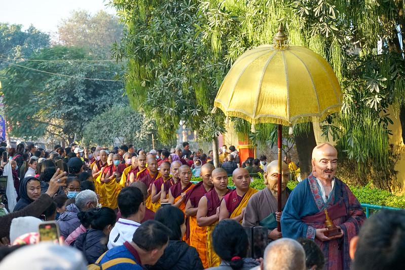 རྒྱལ་ཡོངས་བཀའ་བརྒྱུད་སྨོན་ལམ་ཐེངས ༣༩ པའི་སྐབས་གནས་བརྟན་བཅུ་དྲུག་གདན་འདྲེན་དང་བསོད་སྙོམས་འབུལ་བ། 