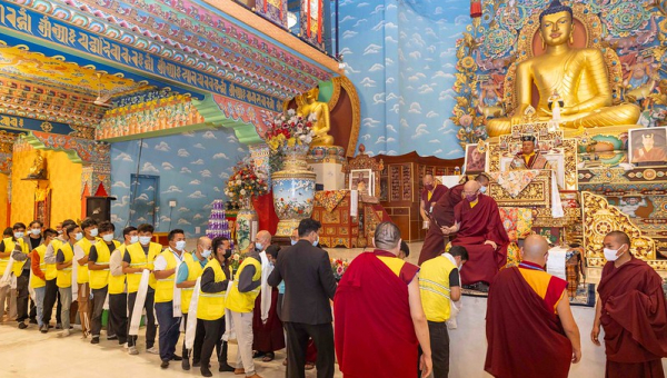 ༧སྐྱབས་མགོན་རྒྱལ་བའི་རྒྱལ་ཚབ་དྲུང་གཽ་ཤྲི་ཆེན་པོས་བཀའ་བརྒྱུད་སྨོན་ལམ་ཚོགས་མི་དང་བླངས་པ་རྣམས་ལ་བསྩལ་བའི་བཀའ་སློབ་རགས་བསྡུས། 